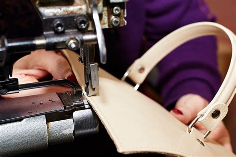 Réparation de sac Lancel : rénovation par notre maroquinier.